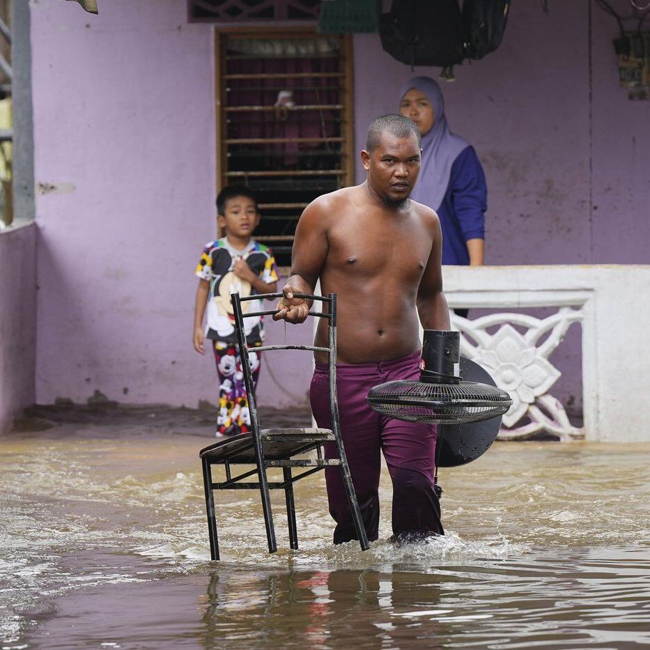 Floods wreak havoc in Malaysia, southern Thailand with over 30 killed, tens of thousands displaced